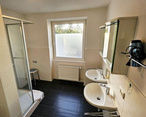 Badezimmer mit Dusche