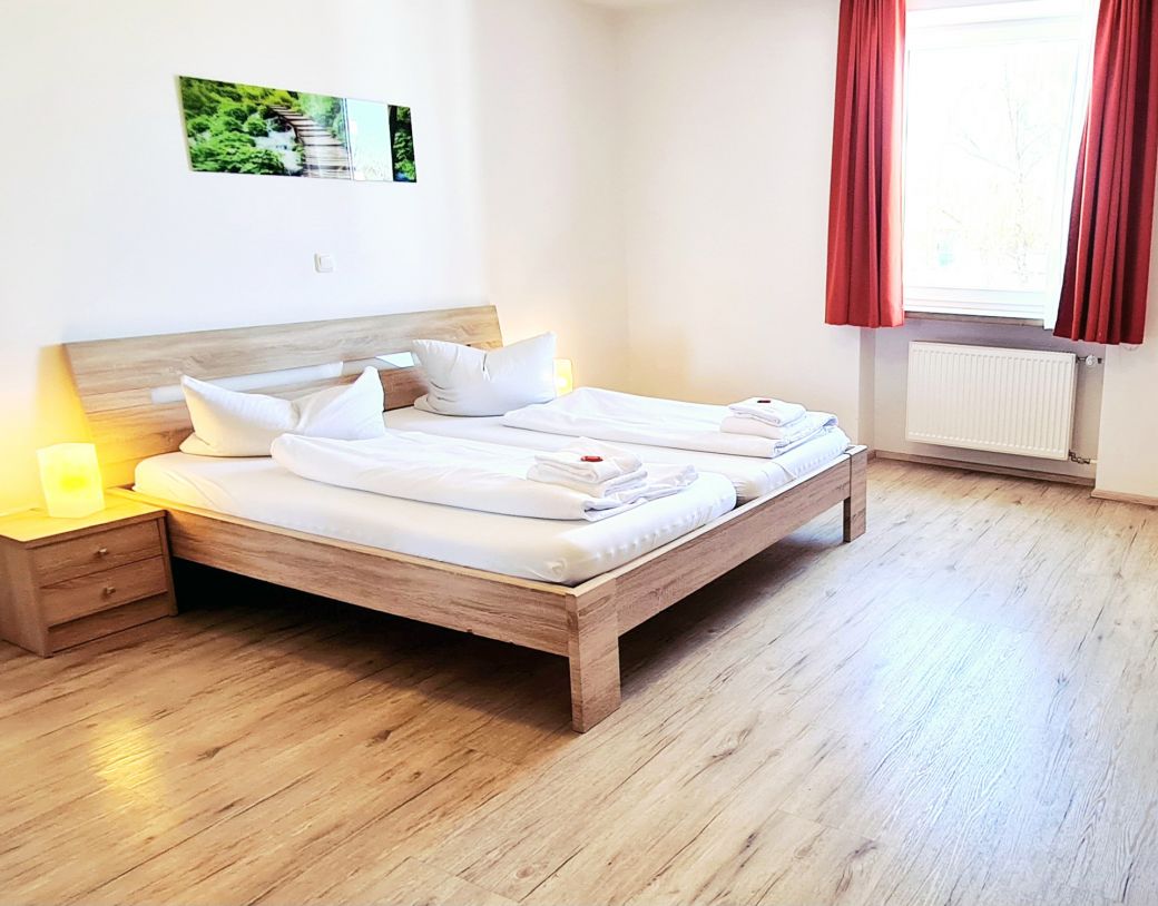 Helle und stillvolle Zimmer im Hotel Restaurant Krone in Königsbrunn, Bayern